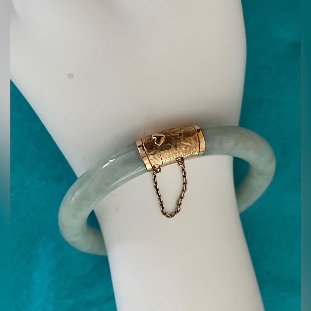 Jade and yellow gold Hinged Bangle Bracelet Vintage stamped 585/ 14K
